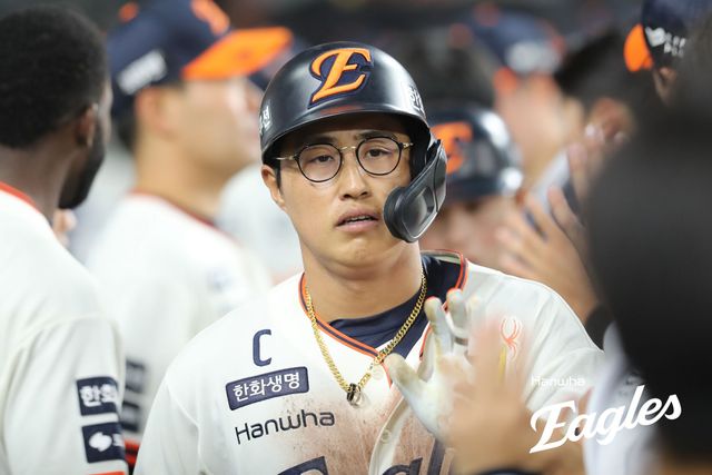 한화 내야수 채은성은 18일 대전한화생명볼파크에서 열린 '2025 신한 SOL Bank KBO 리그' NC와 정규시즌 첫 번째 맞대결에서 5번타자 1루수로 선발 출전했다. 홈런포를 포함해 5타점으로 활약해 공격에 활력을 불어넣었다. 한화 이글스