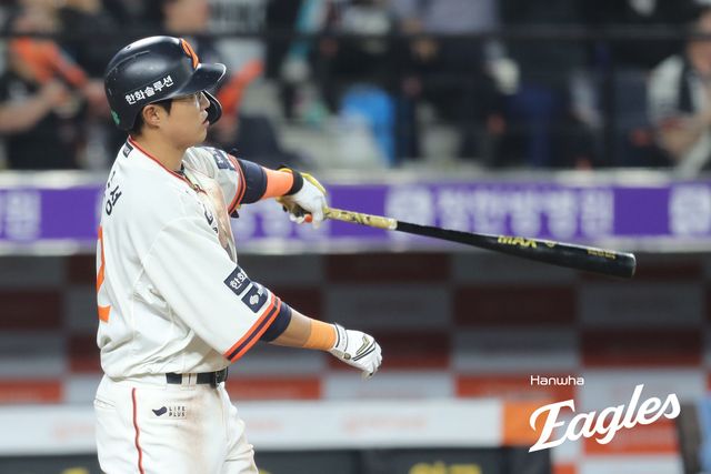한화 내야수 채은성은 18일 대전한화생명볼파크에서 열린 '2025 신한 SOL Bank KBO 리그' NC와 정규시즌 첫 번째 맞대결에서 5번타자 1루수로 선발 출전했다. 홈런포를 포함해 5타점으로 활약해 공격에 활력을 불어넣었다. 한화 이글스