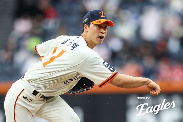 한화 투수 엄상백은 18일 대전한화생명볼파크에서 열린 '2025 신한 SOL Bank KBO 리그' NC와 정규시즌 첫 번째 맞대결에서 선발 등판했다. 5이닝 4실점을 기록하며 승리 투수 요건을 챙겼지만, 전반적으로 만족할 수 없는 투구였다. 한화 이글스