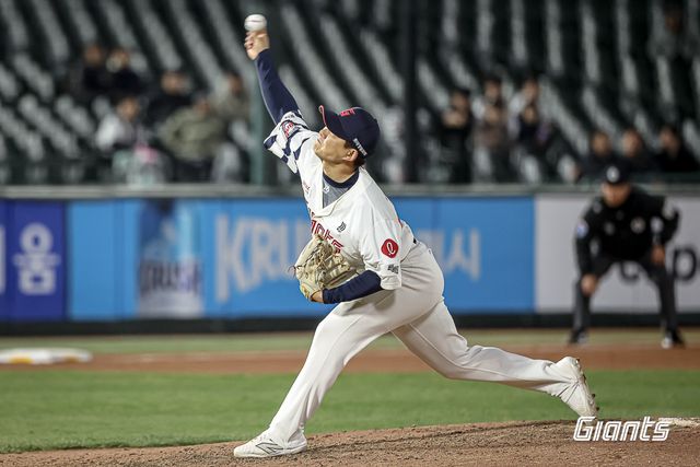 롯데 투수 박시영은 올 시즌을 앞두고 친정팀으로 복귀했다. 불펜진에 활력을 불어넣으리라 힘찬 각오를 밝혔다. 롯데 자이언츠