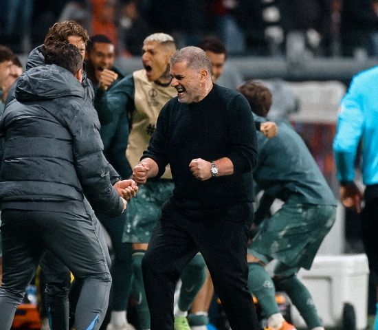 안지 포스테코글루 감독이 토트넘 홋스퍼를 4강으로 끌어 올리며 새로운 역사를 썼다. 토트넘이 18일(한국시간) 독일 프랑크푸르트에 있는 도이체 방크 파르크에서 열린 아인라흐트 프랑크푸르트와의 2024-2025시즌 유럽축구연맹(UEFA) 유로파리그 8강 2차전에서 도미닉 솔란케의 골로 1-0으로 승리했다.&nbsp;토트넘