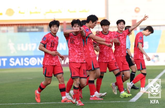 백기태 감독이 이끄는 대한민국 U-17. 축구 국가대표팀이 18일(한국시간) 사우디아라비아 타이프에 있는 오카즈 스타디움에서 열린 사우디아라비아와의 2025 AFC U-17 아시안컵 준결승에서 1-1 무승부 후 승부차기 끝에 패해 탈락했다.&nbsp;대한축구협회