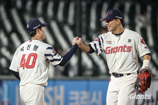 롯데 자이언츠 박진형이 지난 17일 키움 히어로즈전에 등판해 투구를 마친 뒤 김민성과 기뻐하고 있다. 롯데 자이언츠
