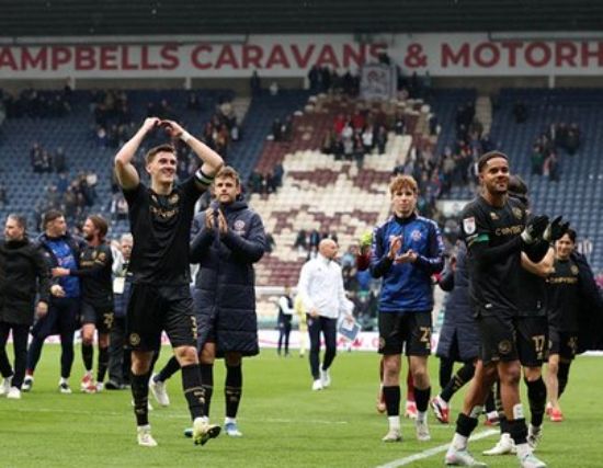 QPR이 18일(한국시간) 영국 프레스턴에 있는 딥데일에서 열린 프레스턴 노스 엔드와의 2024-2025시즌 잉글랜드 챔피언십 43라운드 원정 경기에서 후반 추가시간 극장골로 2-1 역전승을 거뒀다.&nbsp;QPR