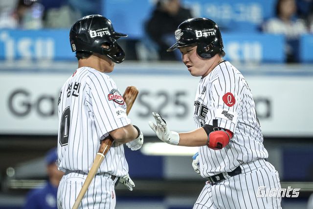 오른쪽에 위치한 롯데 자이언츠 정보근이 18일 대구에서 열린 삼성 라이온즈와의 경기에서 홈런을 친 뒤 득점하고 있다. 롯데 자이언츠