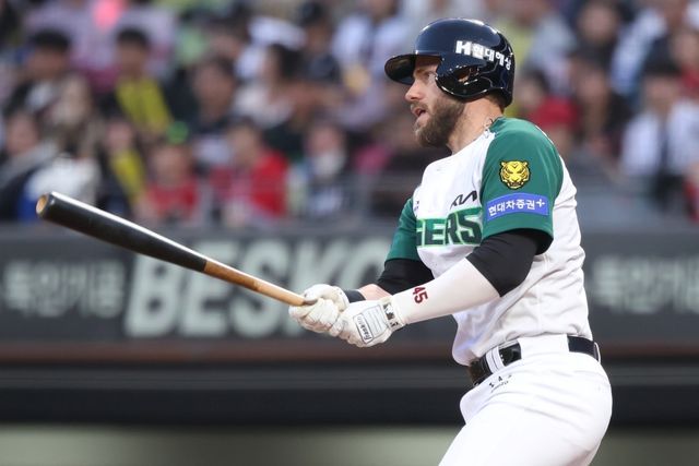 17일 오후 광주-KIA챔피언스필드에서 열린 '2025 신한 SOL Bank KBO리그' KT 위즈와 KIA 타이거즈의 경기, KIA가 5:4로 승리하면서 위닝시리즈를 달성했다. 5번타자 겸 1루수로 선발 출전한 KIA 외국인 타자 패트릭 위즈덤은 4타수 2안타 1홈런 1타점을 기록했다. KIA 타이거즈