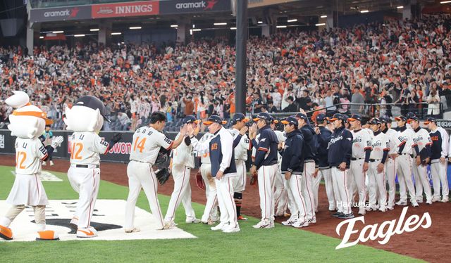 한화 이글스 선수들이 18일 대전에서 열린 NC 다이노스와의 경기에서 승리한 뒤 코칭스태프와 하이파이브하고 있다. 한화 이글스