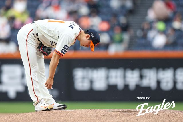 한화 투수 엄상백은 18일 대전한화생명볼파크에서 열린 '2025 신한 SOL Bank KBO 리그' NC와 정규시즌 첫 번째 맞대결에서 선발 등판했다. 5이닝 4실점을 기록하며 승리 투수 요건을 챙겼지만, 전반적으로 만족할 수 없는 투구였다. 한화 이글스
