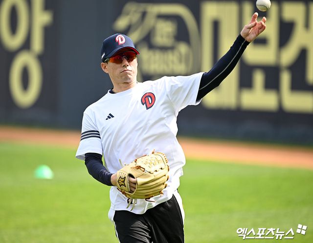 18일 오후 서울 송파구 잠실야구장에서 열리는 '2025 신한 SOL Bank KBO리그' KIA 타이거즈와 두산 베어스의 경기, 두산 고효준이 캐치볼을 하고 있다. 잠실, 김한준 기자