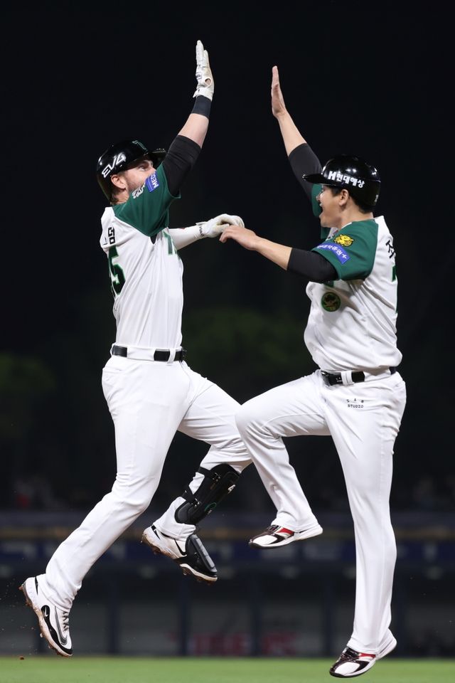 17일 오후 광주-KIA챔피언스필드에서 열린 '2025 신한 SOL Bank KBO리그' KT 위즈와 KIA 타이거즈의 경기, KIA가 5:4로 승리하면서 위닝시리즈를 달성했다. 5번타자 겸 1루수로 선발 출전한 KIA 외국인 타자 패트릭 위즈덤은 4타수 2안타 1홈런 1타점을 기록했다. KIA 타이거즈