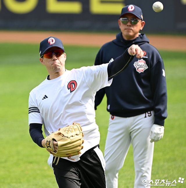 18일 오후 서울 송파구 잠실야구장에서 열리는 '2025 신한 SOL Bank KBO리그' KIA 타이거즈와 두산 베어스의 경기, 두산 고효준이 캐치볼을 하고 있다. 잠실, 김한준 기자