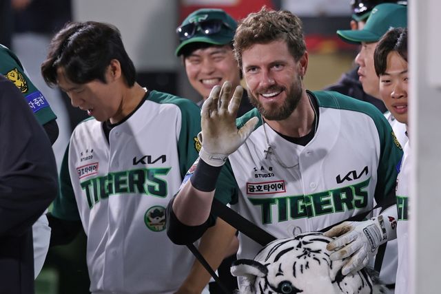 17일 오후 광주-KIA챔피언스필드에서 열린 '2025 신한 SOL Bank KBO리그' KT 위즈와 KIA 타이거즈의 경기, KIA가 5:4로 승리하면서 위닝시리즈를 달성했다. 5번타자 겸 1루수로 선발 출전한 KIA 외국인 타자 패트릭 위즈덤은 4타수 2안타 1홈런 1타점을 기록했다. KIA 타이거즈