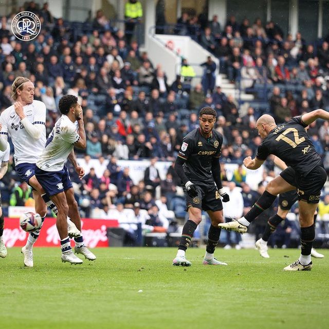 QPR이 18일(한국시간) 영국 프레스턴에 있는 딥데일에서 열린 프레스턴 노스 엔드와의 2024-2025시즌 잉글랜드 챔피언십 43라운드 원정 경기에서 후반 추가시간 극장골로 2-1 역전승을 거뒀다.&nbsp;QPR