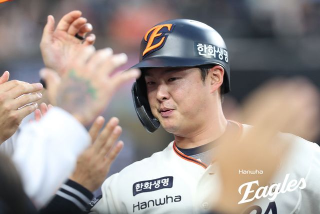 한화 내야수 이도윤은 18일 대전한화생명볼파크에서 열린 '2025 신한 SOL Bank KBO 리그' NC와 정규시즌 첫 번째 맞대결에서 7번타자 2루수로 선발 출전했다. 3안타 4타점으로 개인 한 경기 최다 타점 기록을 새롭게 쓰며 인생 경기를 펼쳤다. 한화 이글스