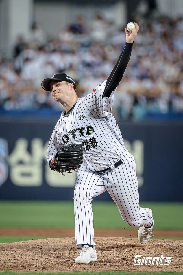 롯데 자이언츠 터커 데이비슨이 18일 대구에서 열린 삼성 라이온즈와의 경기에 선발 등판해 역투하고 있다. 롯데 자이언츠