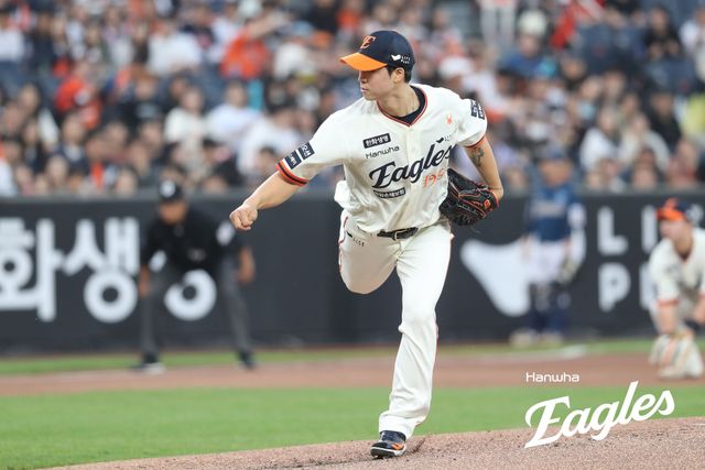 한화 투수 엄상백은 18일 대전한화생명볼파크에서 열린 '2025 신한 SOL Bank KBO 리그' NC와 정규시즌 첫 번째 맞대결에서 선발 등판했다. 5이닝 4실점을 기록하며 승리 투수 요건을 챙겼지만, 전반적으로 만족할 수 없는 투구였다. 한화 이글스