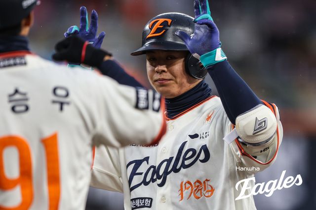 한화 내야수 노시환은 19일 대전한화생명볼파크에서 열린 '2025 신한 SOL Bank KBO 리그' NC와 정규시즌 두 번째 맞대결에서 4번타자 3루수로 선발 출전했다. 4회말 홈런포를 포함해 3타점으로 활약해 팀 승리에 보탬이 됐다. 한화 이글스