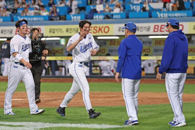 왼쪽에서 두 번째에 선 삼성 라이온즈 구자욱이 19일 대구 롯데 자이언츠전에서 승리한 뒤 코칭스태프와 하이파이브하러 가고 있다. 삼성 라이온즈