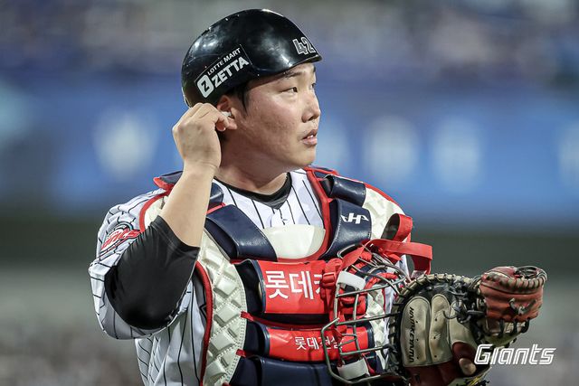 롯데 자이언츠 정보근이 18일 대구 삼성라이온즈파크에서 열린 삼성 라이온즈와의 경기에서 포수로 수비를 준비하고 있다. 롯데 자이언츠