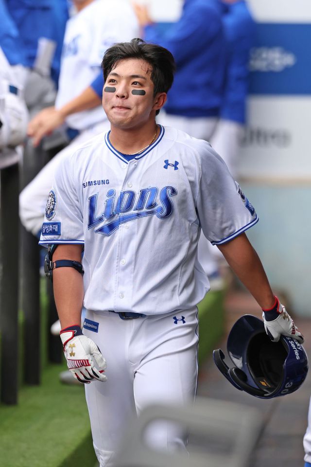 삼성 라이온즈 김영웅이 19일 대구 롯데 자이언츠전에서 홈런을 친 뒤 미소 짓고 있다. 삼성 라이온즈