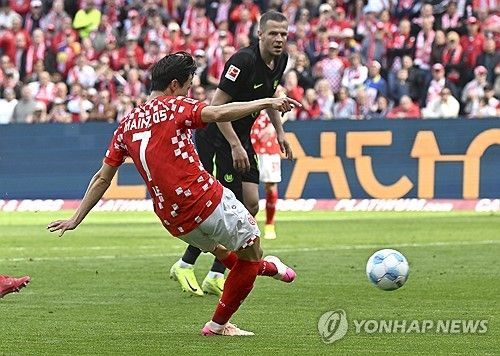 마인츠는 19일(한국시간) 독일 마인츠에 위치한 메바 아레나에서 열린 볼프스부르크와의 2024-25시즌 분데스리가 30라운드 홈경기에서 2-2 무승부를 거뒀다. 이날 이재성은 전반 37분 동점골을 터트리면서 리그 7호골을 터트렸다. 이재성이 동점골을 만들면서 분투했지만 마인츠는 후반 막판 동점골을 허용하면서 승리를 놓쳤다. 이로 인해 다음 시즌 유럽축구연맹(UEFA) 챔피언스리그 출전에 도전하는 마인츠는 4위 도약에 실패했다. 연합뉴스