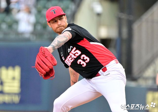 19일 오후 서울 송파구 잠실야구장에서 열린 '2025 신한 SOL Bank KBO리그' KIA 타이거즈와 두산 베어스의 경기, 1회말 KIA 선발투수 올러가 공을 힘차게 던지고 있다. 잠실, 김한준 기자