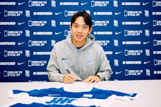 이명재가 19일(한국시간) 영국 버밍엄에 있는 세인트 앤드루스 경기장에서 열린 크롤리 타운과의 2024-2025시즌 리그원(3부) 43라운드 홈 경기에 교체 출전해 영국 무대 데뷔전을 치렀다.&nbsp;버밍엄