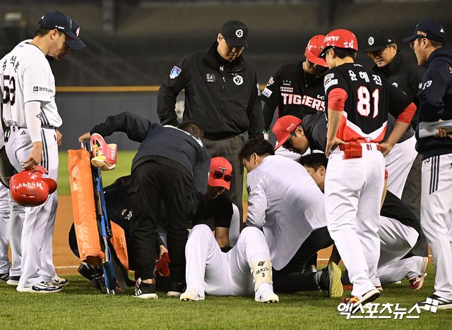 18일 오후 서울 송파구 잠실야구장에서 열린 '2025 신한 SOL Bank KBO리그' KIA 타이거즈와 두산 베어스의 경기, 6회초 무사 1루 KIA 김선빈이 번트를 시도한 후 두산 박계범과 충돌했다. 충돌하여 쓰러진 KIA 김선빈. 이범호 KIA 감독은 '고참 선수가 종아리가 안 좋았는데도 어떻게 한 번 살아나가 보겠다고 하는 그런 걸 보면서 나도 많이 느꼈다. 팀이 앞으로 좋은 방향으로 잘 갈 수 있을 것 같다는 생각도 들었다. 다행히 큰 부상이 아니니까 하루 정도만 쉬면 내일부터는 괜찮을 거라고 생각한다'고 밝혔다. 엑스포츠뉴스DB