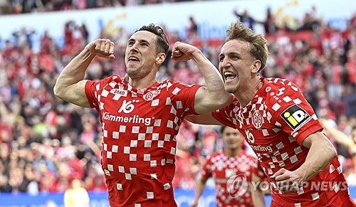 마인츠는 19일(한국시간) 독일 마인츠에 위치한 메바 아레나에서 열린 볼프스부르크와의 2024-25시즌 분데스리가 30라운드 홈경기에서 2-2 무승부를 거뒀다. 이날 이재성은 전반 37분 동점골을 터트리면서 리그 7호골을 터트렸다. 이재성이 동점골을 만들면서 분투했지만 마인츠는 후반 막판 동점골을 허용하면서 승리를 놓쳤다. 이로 인해 다음 시즌 유럽축구연맹(UEFA) 챔피언스리그 출전에 도전하는 마인츠는 4위 도약에 실패했다. 연합뉴스