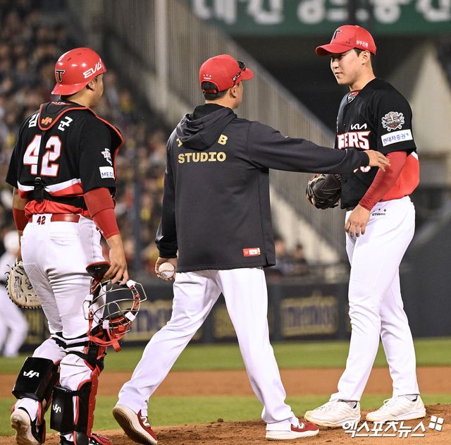 18일 오후 서울 송파구 잠실야구장에서 열린 '2025 신한 SOL Bank KBO리그' KIA 타이거즈와 두산 베어스의 경기, 3회말 2사 만루 KIA 윤영철이 마운드를 내려가고 있다. 엑스포츠뉴스DB