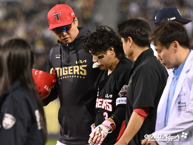 18일 오후 서울 송파구 잠실야구장에서 열린 '2025 신한 SOL Bank KBO리그' KIA 타이거즈와 두산 베어스의 경기, 6회초 무사 1루 KIA 김선빈이 번트를 시도한 후 두산 박계범과 충돌했다. 충돌하여 쓰러진 후 부축을 받으며 그라운드 빠져나가는 KIA 김선빈. 이범호 KIA 감독은 '고참 선수가 종아리가 안 좋았는데도 어떻게 한 번 살아나가 보겠다고 하는 그런 걸 보면서 나도 많이 느꼈다. 팀이 앞으로 좋은 방향으로 잘 갈 수 있을 것 같다는 생각도 들었다. 다행히 큰 부상이 아니니까 하루 정도만 쉬면 내일부터는 괜찮을 거라고 생각한다'고 밝혔다. 엑스포츠뉴스DB