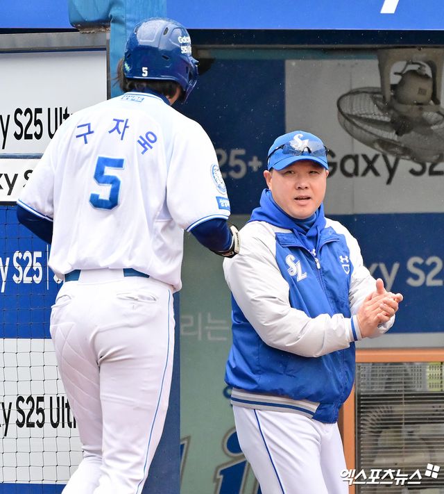 오른쪽에 선 삼성 라이온즈 박진만 감독이 홈런을 치고 들어오는 구자욱을 향해 박수를 보내고 있다. 엑스포츠뉴스 DB