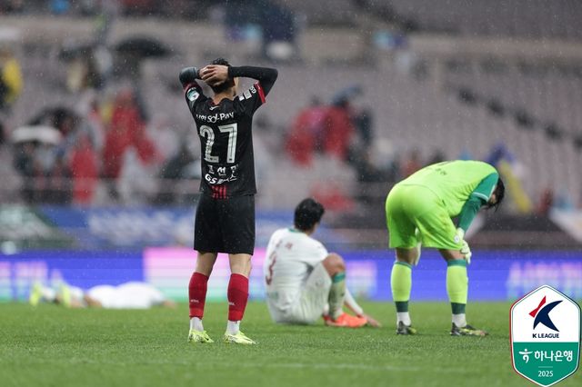 서울이 19일 서울월드컵경기장에서 열린 광주와의 '하나은행 K리그1 2025' 9라운드 홈 경기에서 1-2로 석패를 당했다. 1만 9234명의 관중 앞에서 서울은 홈 7경기 무패 행진을 달리는 동시에 올 시즌 7경기 무패 행진을 달리다가 아시아축구연맹(AFC) 챔피언스리그 엘리트 출전을 앞둔 광주에게 덜미를 잡혔다. 한국프로축구연맹