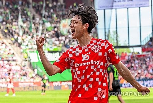 마인츠는 19일(한국시간) 독일 마인츠에 위치한 메바 아레나에서 열린 볼프스부르크와의 2024-25시즌 분데스리가 30라운드 홈경기에서 2-2 무승부를 거뒀다. 이날 이재성은 전반 37분 동점골을 터트리면서 리그 7호골을 터트렸다. 이재성이 동점골을 만들면서 분투했지만 마인츠는 후반 막판 동점골을 허용하면서 승리를 놓쳤다. 이로 인해 다음 시즌 유럽축구연맹(UEFA) 챔피언스리그 출전에 도전하는 마인츠는 4위 도약에 실패했다. 연합뉴스