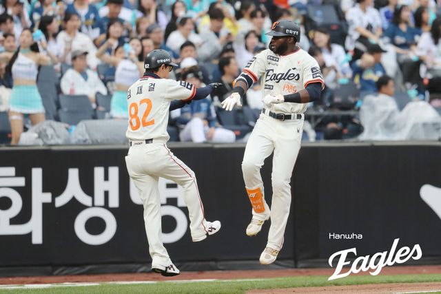 한화 외야수 플로리얼(오른쪽)은 19일 대전한화생명볼파크에서 열린 '2025 신한 SOL Bank KBO 리그' NC와 정규시즌 두 번째 맞대결에서 2번타자 중견수로 선발 출전했다. 3회말 홈런포를 포함해 2타점으로 활약해 팀 승리에 보탬이 됐다. 한화 이글스