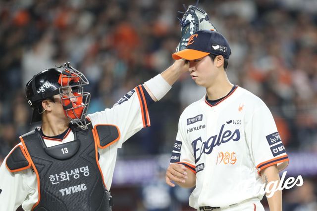 한화 투수 엄상백(오른쪽)은 18일 대전한화생명볼파크에서 열린 '2025 신한 SOL Bank KBO 리그' NC와 정규시즌 첫 번째 맞대결에서 선발 등판했다. 5이닝 4실점을 기록하며 승리 투수가 됐지만, 전반적으로 만족할 수 없는 투구였다. 한화 이글스