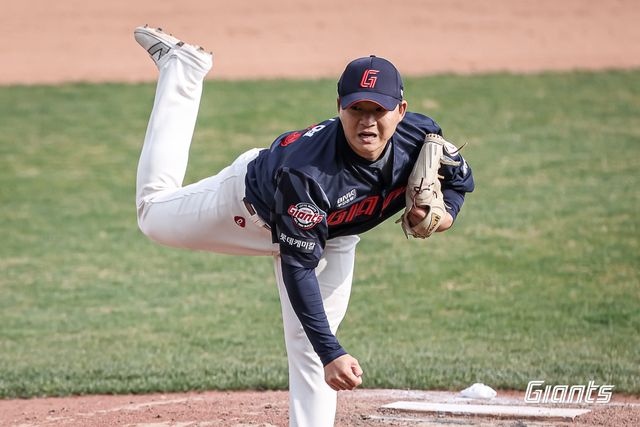 롯데 자이언츠 박시영이 정규시즌 경기에 등판해 역투하고 있다. 롯데 자이언츠