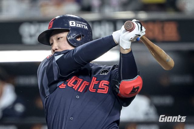 롯데 자이언츠 포수 정보근이 정규시즌 경기에서 타격하고 있다. 롯데 자이언츠