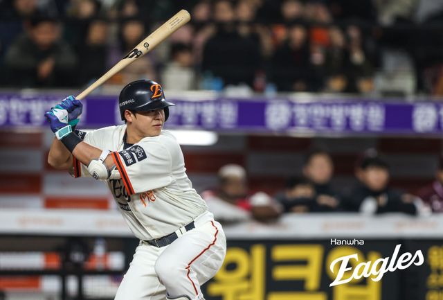 한화 내야수 노시환은 19일 대전한화생명볼파크에서 열린 '2025 신한 SOL Bank KBO 리그' NC와 정규시즌 두 번째 맞대결에서 4번타자 3루수로 선발 출전했다. 4회말 홈런포를 포함해 3타점으로 활약해 팀 승리에 보탬이 됐다. 한화 이글스