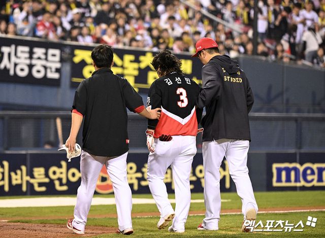 18일 오후 서울 송파구 잠실야구장에서 열린 '2025 신한 SOL Bank KBO리그' KIA 타이거즈와 두산 베어스의 경기, 6회초 무사 1루 KIA 김선빈이 번트를 시도한 후 두산 박계범과 충돌했다. 충돌하여 쓰러진 후 부축을 받으며 그라운드 빠져나가는 KIA 김선빈. 이범호 KIA 감독은 '고참 선수가 종아리가 안 좋았는데도 어떻게 한 번 살아나가 보겠다고 하는 그런 걸 보면서 나도 많이 느꼈다. 팀이 앞으로 좋은 방향으로 잘 갈 수 있을 것 같다는 생각도 들었다. 다행히 큰 부상이 아니니까 하루 정도만 쉬면 내일부터는 괜찮을 거라고 생각한다'고 밝혔다. 엑스포츠뉴스DB