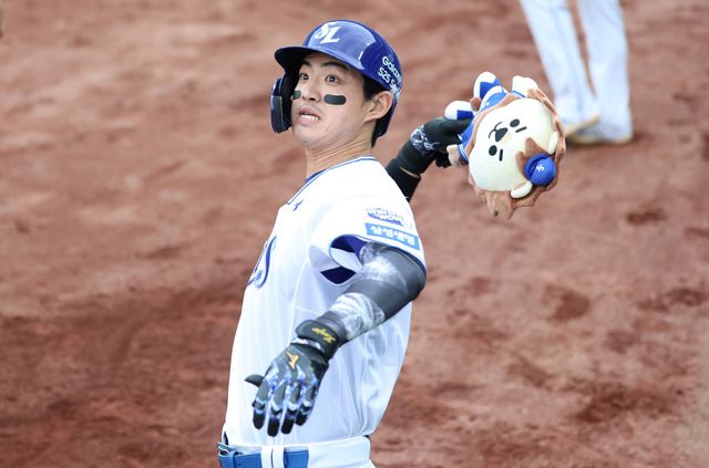 삼성 라이온즈 구자욱이 19일 대구 롯데 자이언츠전에서 홈런을 친 뒤 팬들에게 인형을 던져주고 있다. 삼성 라이온즈