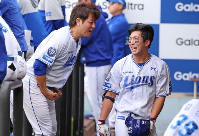 왼쪽부터 삼성 라이온즈 강민호, 김영웅. 김영웅이 19일 대구 롯데 자이언츠전에서 홈런을 치자 강민호가 놀리며 축하하고 있다. 삼성 라이온즈