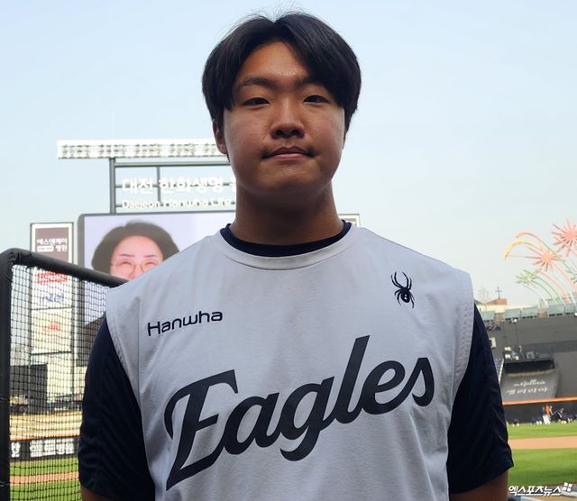 한화 투수 정우주는 지난 17일 인천 SSG랜더스필드에서 열린 '2025 신한 SOL Bank KBO 리그' SSG전에서 1이닝 무실점 2탈삼진으로 생애 첫 홀드를 챙겼다. 대전, 박정현 기자