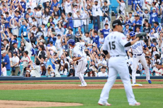 삼성 라이온즈 김영웅이 19일 대구 롯데 자이언츠전에서 홈런을 친 뒤 베이스를 돌고 있다. 삼성 라이온즈