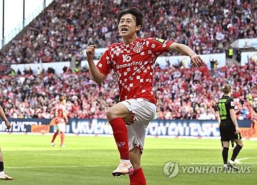 마인츠는 19일(한국시간) 독일 마인츠에 위치한 메바 아레나에서 열린 볼프스부르크와의 2024-25시즌 분데스리가 30라운드 홈경기에서 2-2 무승부를 거뒀다. 이날 이재성은 전반 37분 동점골을 터트리면서 리그 7호골을 터트렸다. 이재성이 동점골을 만들면서 분투했지만 마인츠는 후반 막판 동점골을 허용하면서 승리를 놓쳤다. 이로 인해 다음 시즌 유럽축구연맹(UEFA) 챔피언스리그 출전에 도전하는 마인츠는 4위 도약에 실패했다. 연합뉴스