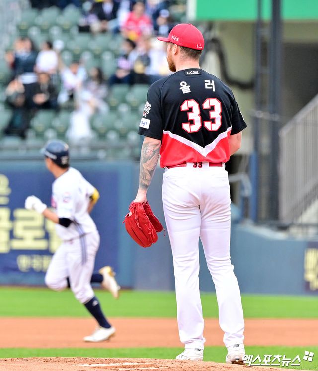 19일 오후 서울 송파구 잠실야구장에서 열린 '2025 신한 SOL Bank KBO리그' KIA 타이거즈와 두산 베어스의 경기, 1회말 KIA 선발투수 올러가 두산 정수빈에게 솔로 홈런을 허용한 후 아쉬워하고 있다. 잠실, 김한준 기자