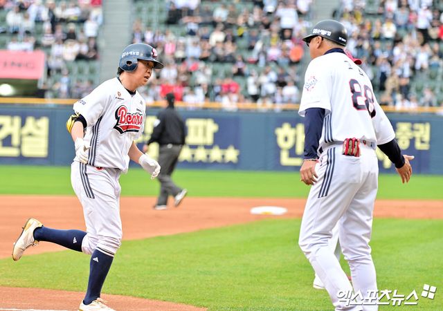 19일 오후 서울 송파구 잠실야구장에서 열린 '2025 신한 SOL Bank KBO리그' KIA 타이거즈와 두산 베어스의 경기, 1회말 두산 정수빈이 솔로 홈런을 날린 후 그라운드를 돌고 있다. 잠실, 김한준 기자