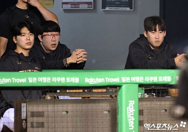 18일 오후 서울 송파구 잠실야구장에서 열린 '2025 신한 SOL Bank KBO리그' KIA 타이거즈와 두산 베어스의 경기, KIA 황동하-양현종-윤영철이 경기를 지켜보고 있다. 엑스포츠뉴스DB
