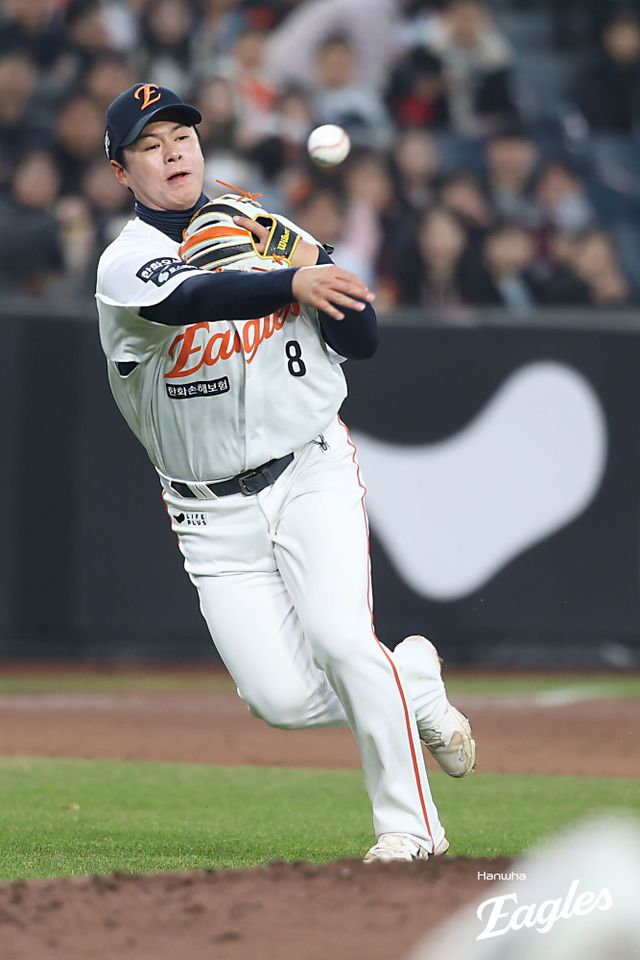 한화 내야수 노시환은 19일 대전한화생명볼파크에서 열린 '2025 신한 SOL Bank KBO 리그' NC와 정규시즌 두 번째 맞대결에서 4번타자 3루수로 선발 출전했다. 4회말 홈런포를 포함해 3타점으로 활약해 팀 승리에 보탬이 됐다. 한화 이글스