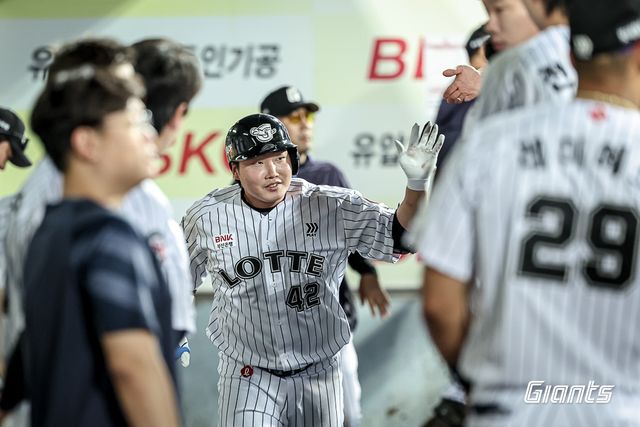 롯데 자이언츠 정보근이 18일 대구 삼성라이온즈파크에서 열린 삼성 라이온즈와의 경기에서 홈런을 친 뒤 더그아웃에서 세리머니하고 있다. 롯데 자이언츠